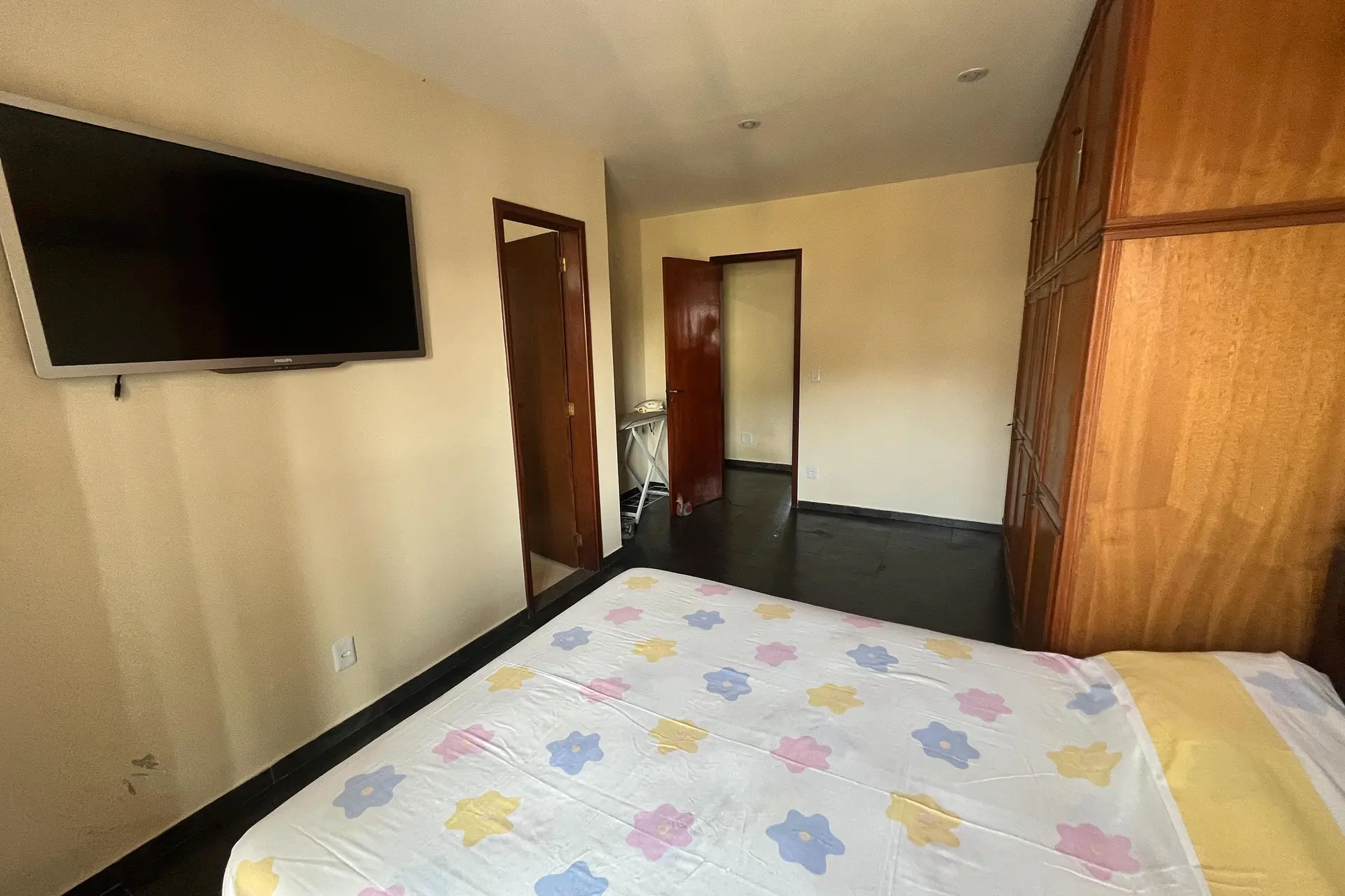 Furnished 3-bedroom apartment with laundry area — photo 28