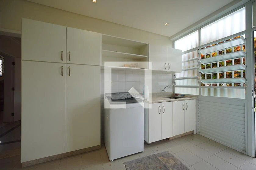 Furnished house, 350 m², with a glass-enclosed balcony — photo 18