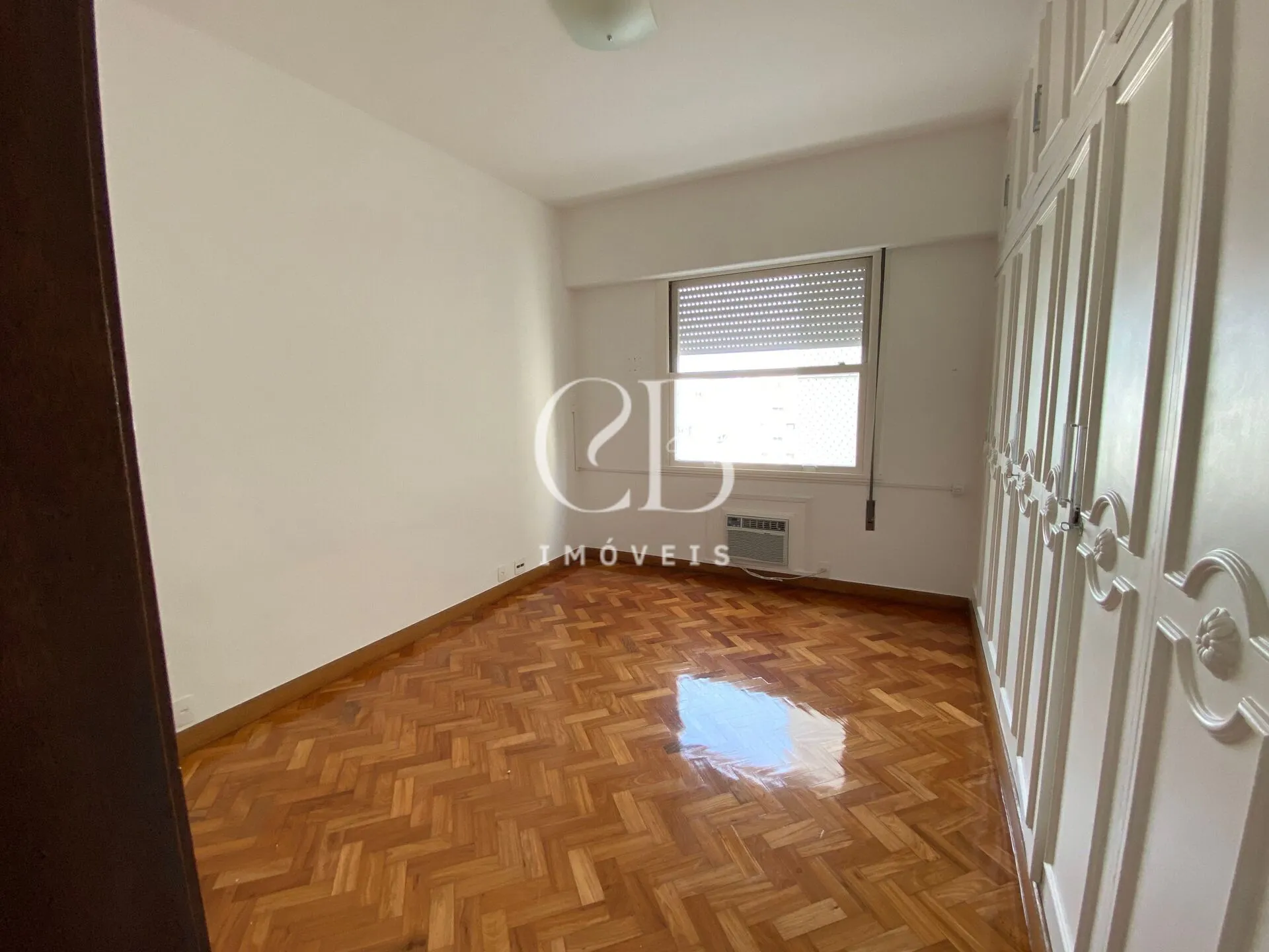 Apartment with 4 bedrooms and a glass-enclosed balcony — photo 48