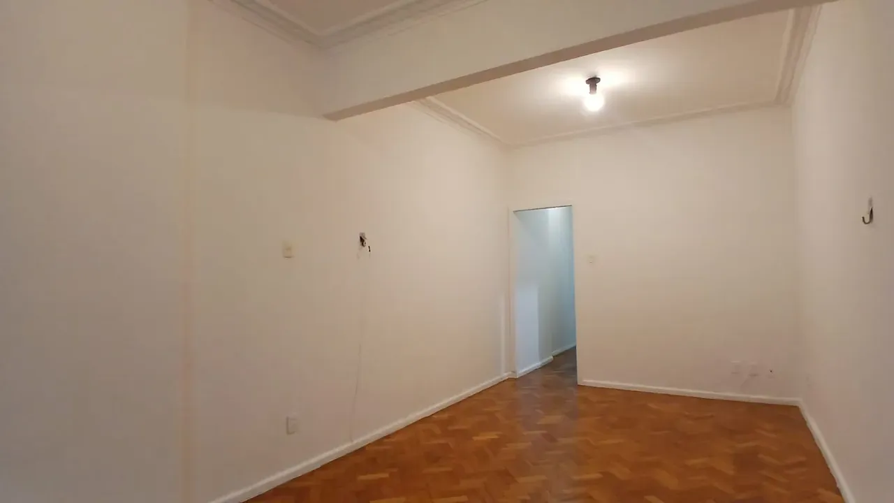 Studio on the 1st floor with wood or laminate floors — photo 12