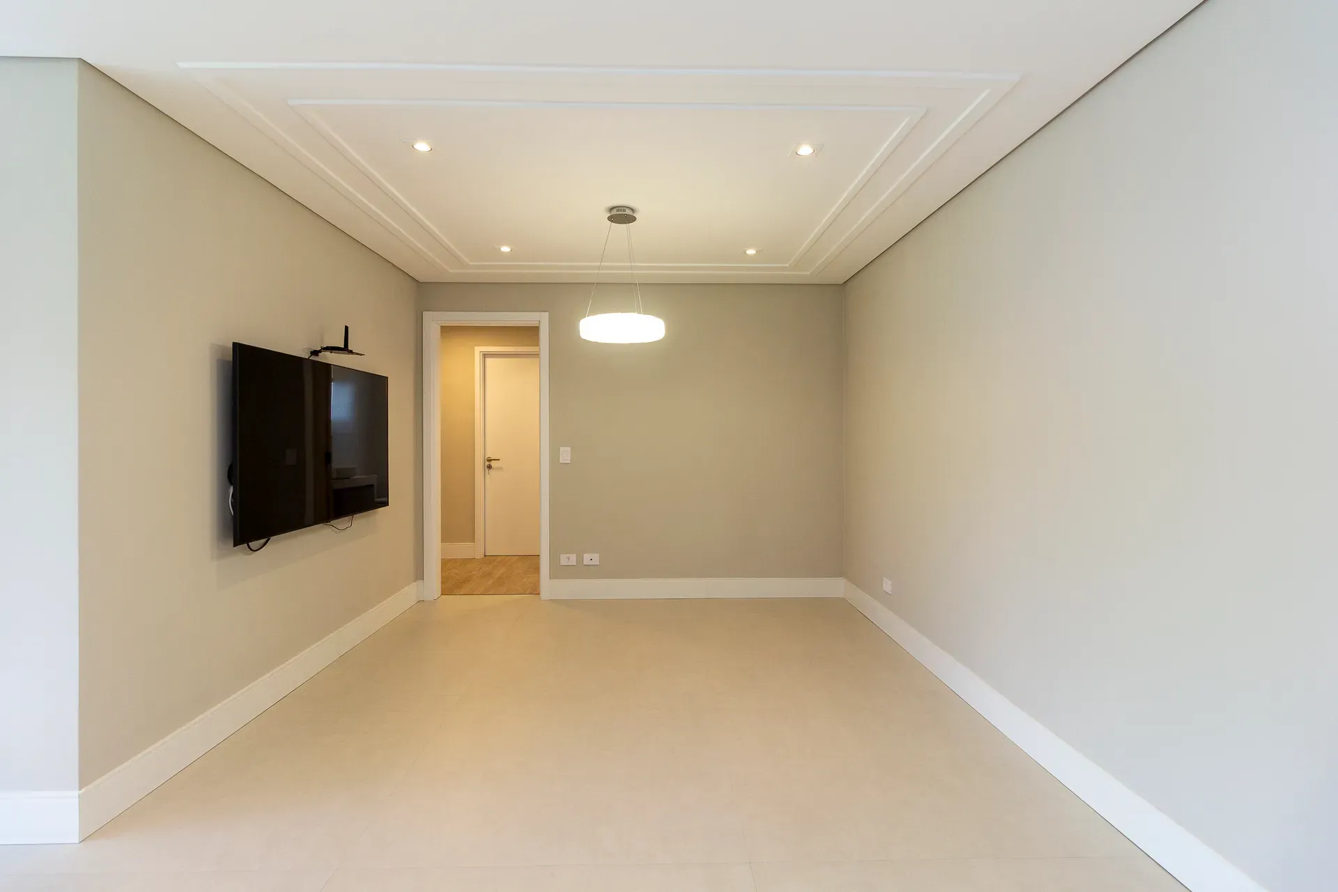 Unfurnished 4-bedroom apartment with 5 bathrooms — photo 32