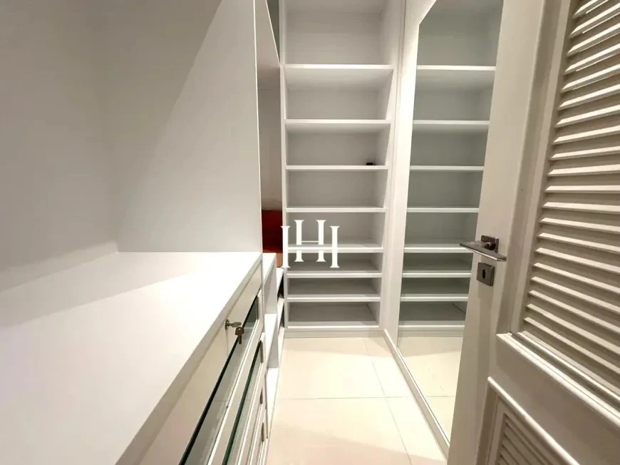 Furnished house with 7 bedrooms, 5 en-suites, 750 m² — photo 22