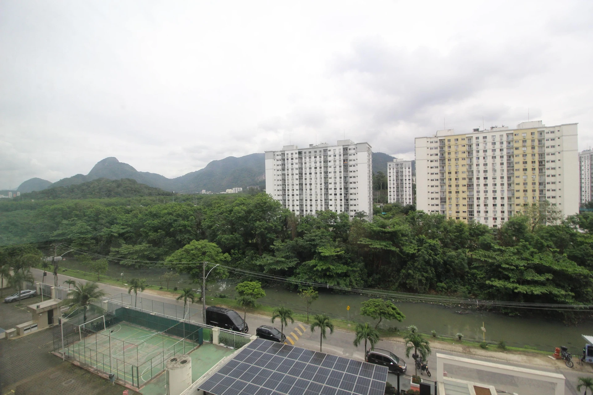 Glass-enclosed balcony in a 3-bedroom apartment, 77 m² — photo 28