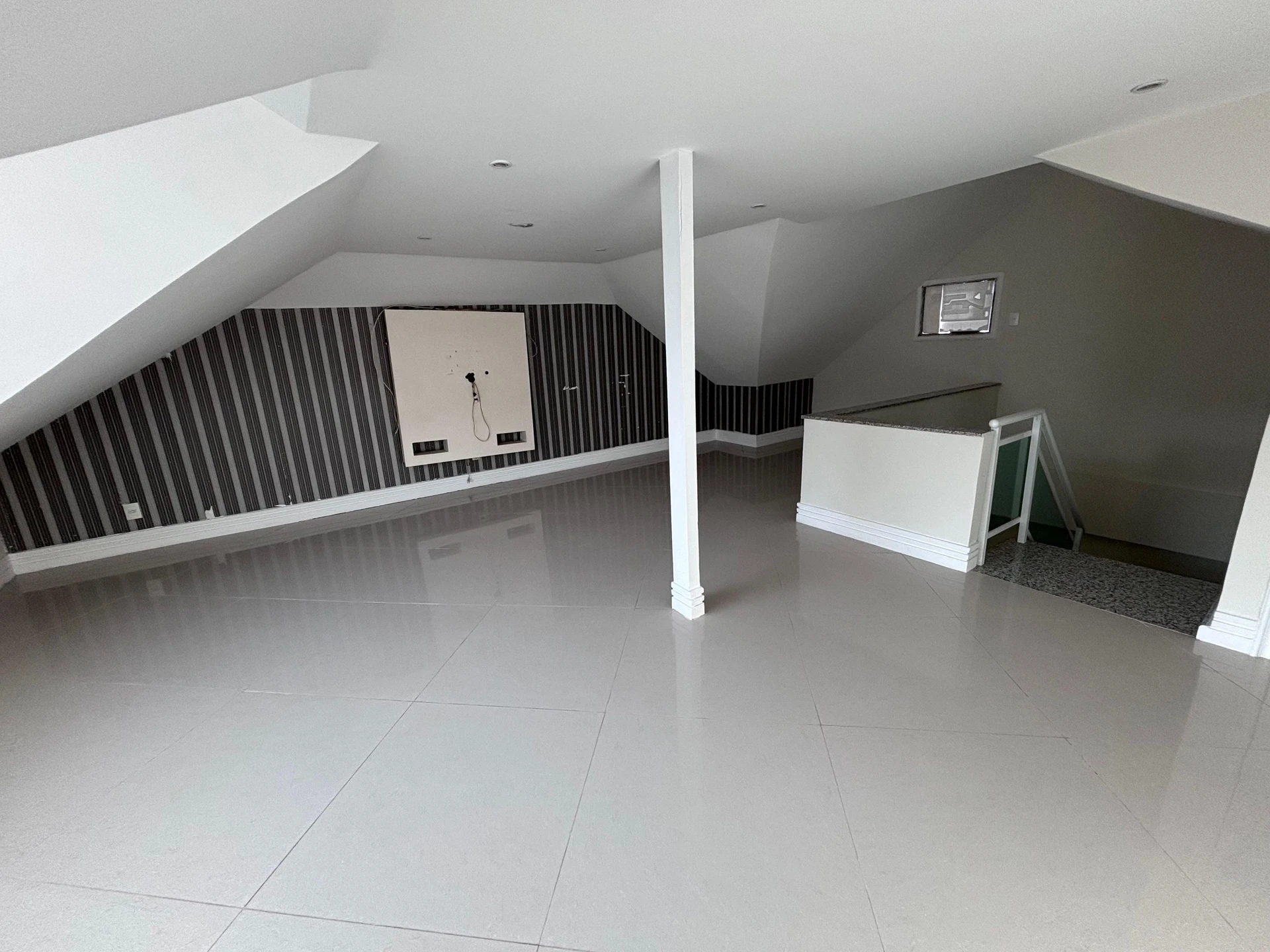 Condo house with 6 bedrooms and a balcony grill — photo 74