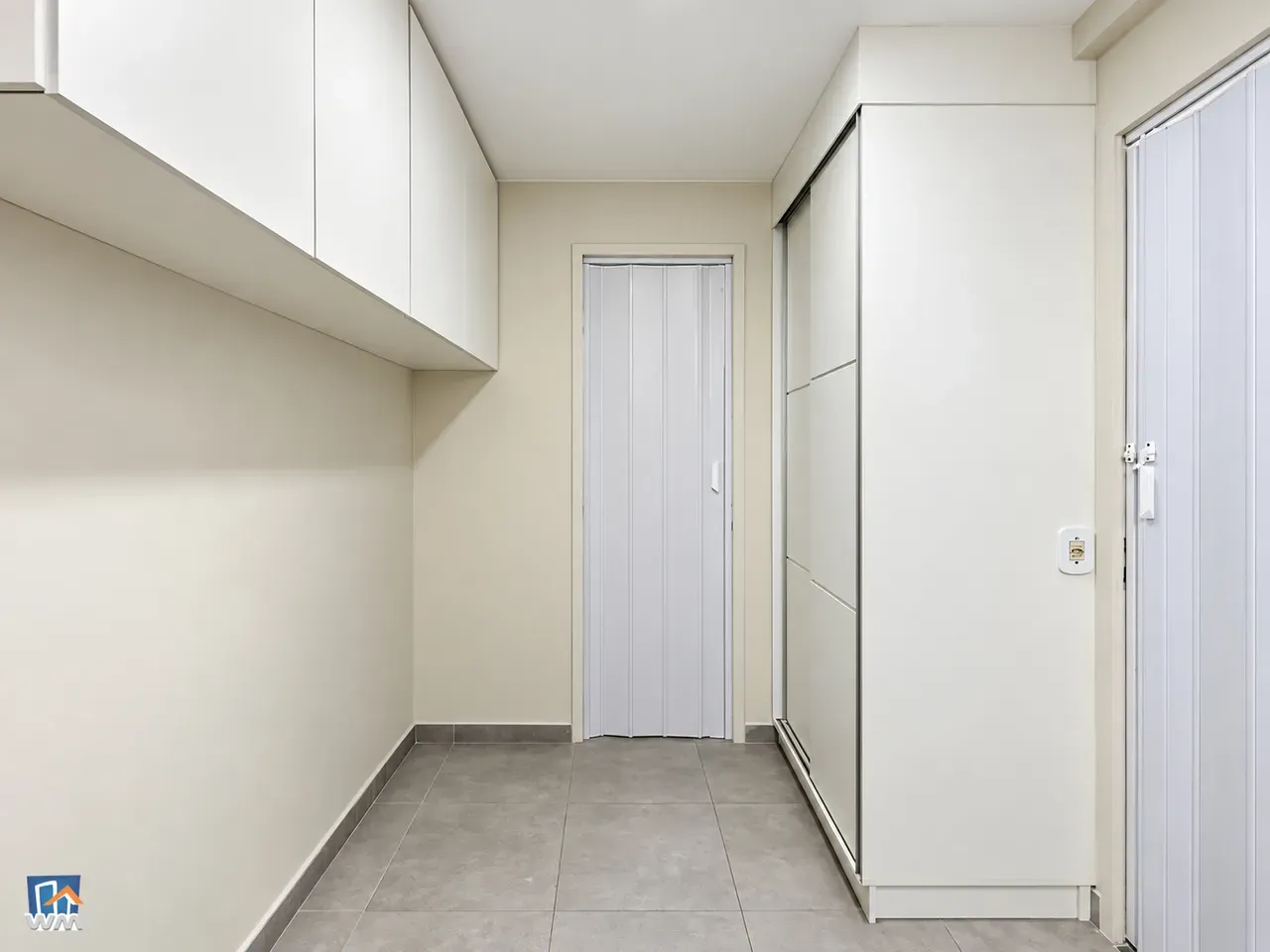 Glass-enclosed balcony in a 2-bedroom apartment, 88 m² — photo 27