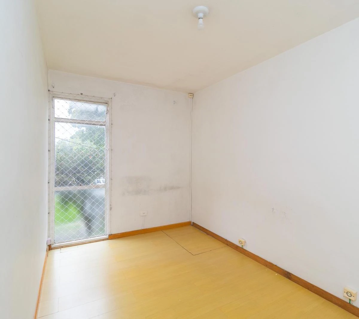 2-bedroom apartment with wood or laminate floors in Curitiba — photo 20