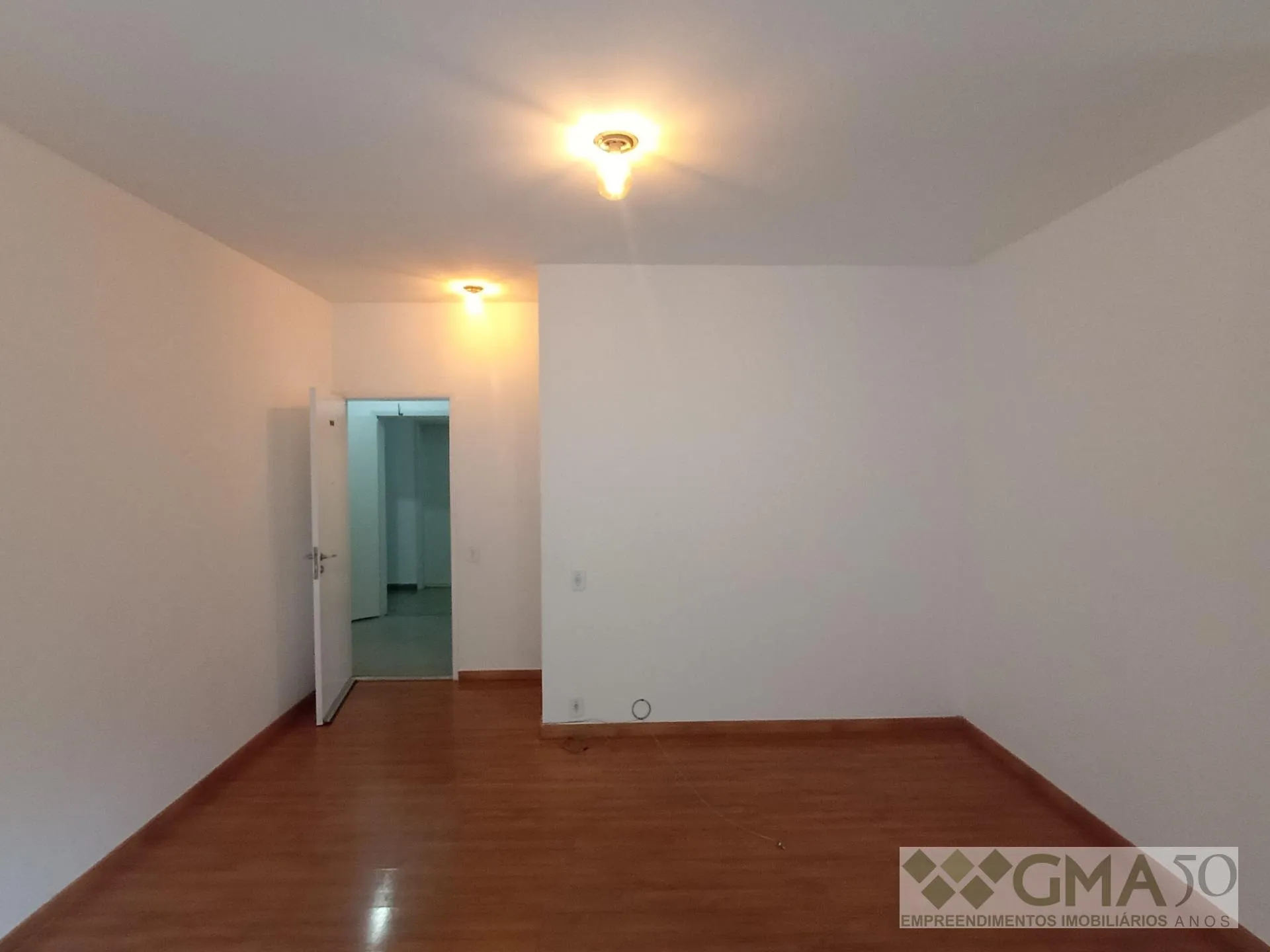 Wood or laminate floors in a 3-bedroom apartment, 92 m² — photo 18
