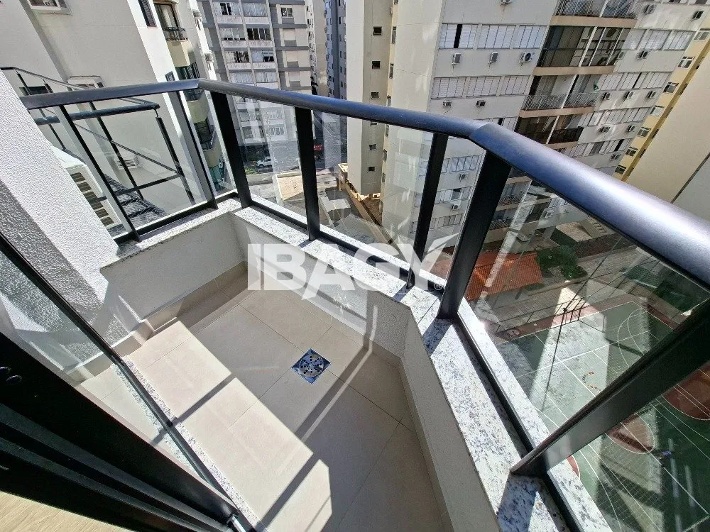 Studio with a glassed-in balcony and open-plan kitchen — photo 146