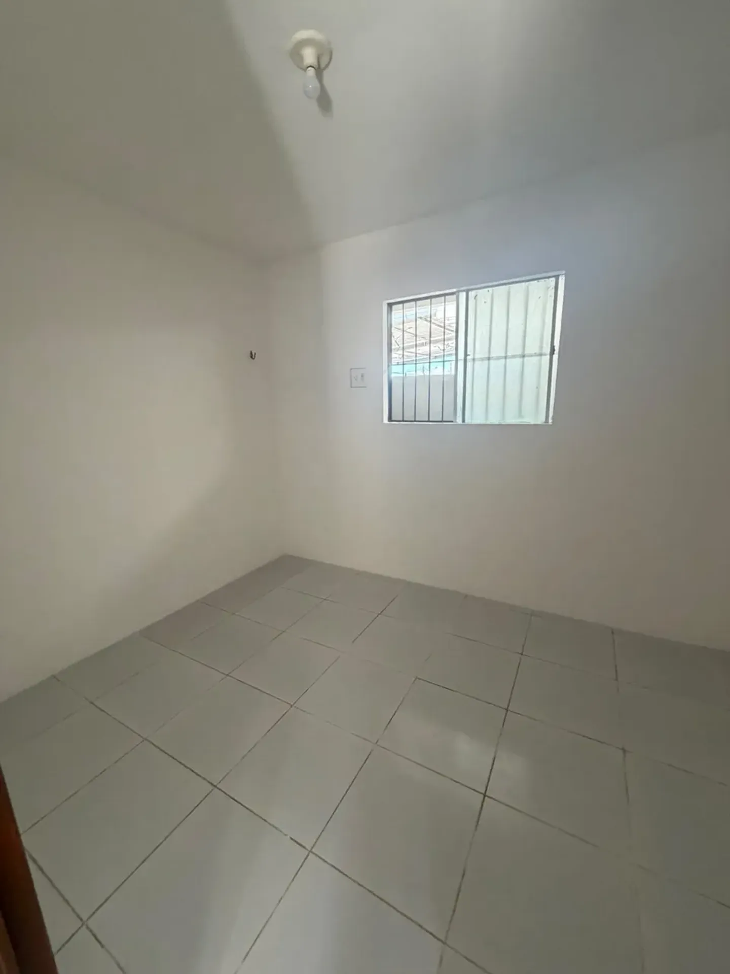 Rental house with 2 bedrooms and a glass shower enclosure — photo 7