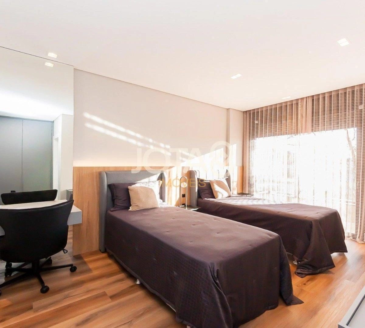 Floor-to-ceiling windows in a 4-bedroom house, 305 m² — photo 26