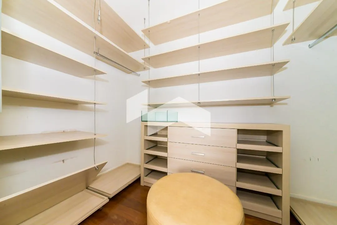 431 m² house with 4 en-suite bedrooms and 6 parking — photo 48