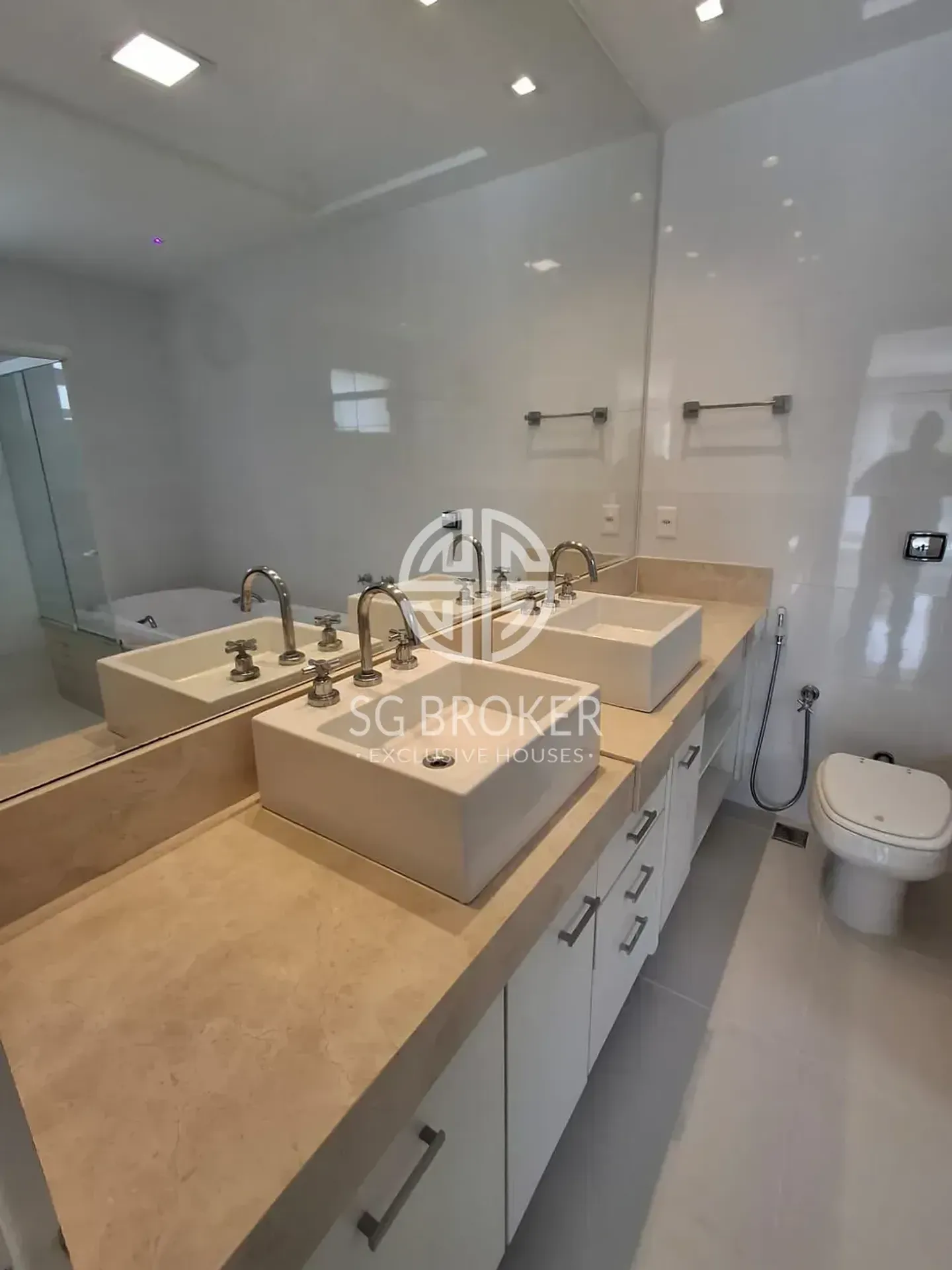 Casa com 5 suítes e 5 banheiros, 330 m² — photo 49