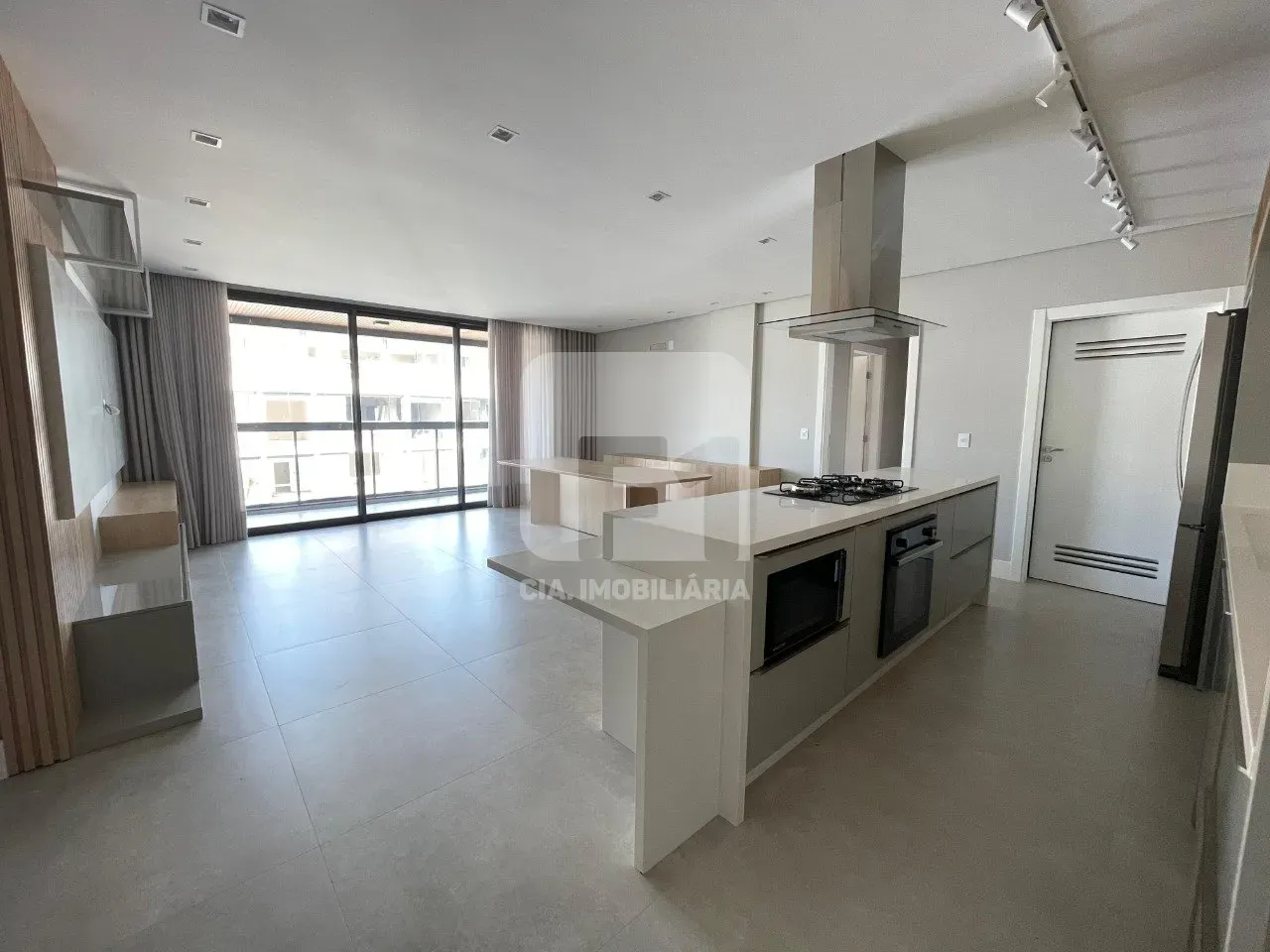 3 en-suite bedroom apartment with open-plan gas kitchen
