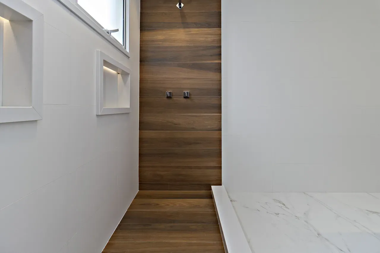 Balcony with a grill in a 4-bedroom apartment, 158 m² — photo 46