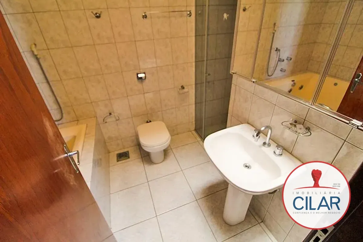 Bathtub in a 4-bedroom house, 280 m² — photo 24