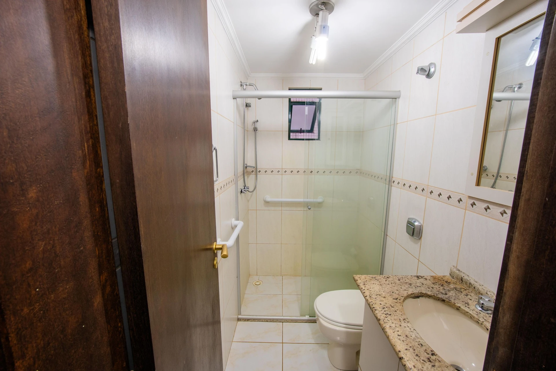Квартира з 2 спальнями та балконом із грилем — photo 42