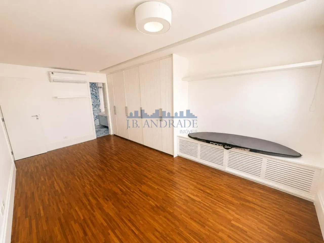 Furnished apartment with 4 bedrooms, 3 bathrooms and a balcony — photo 13