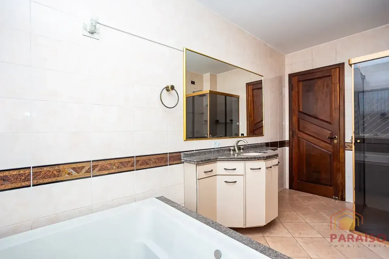 202 m² apartment with 3 bedrooms and a balcony — photo 16