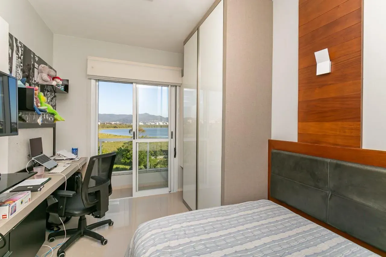 3-bedroom apartment in a building with a gym — photo 10