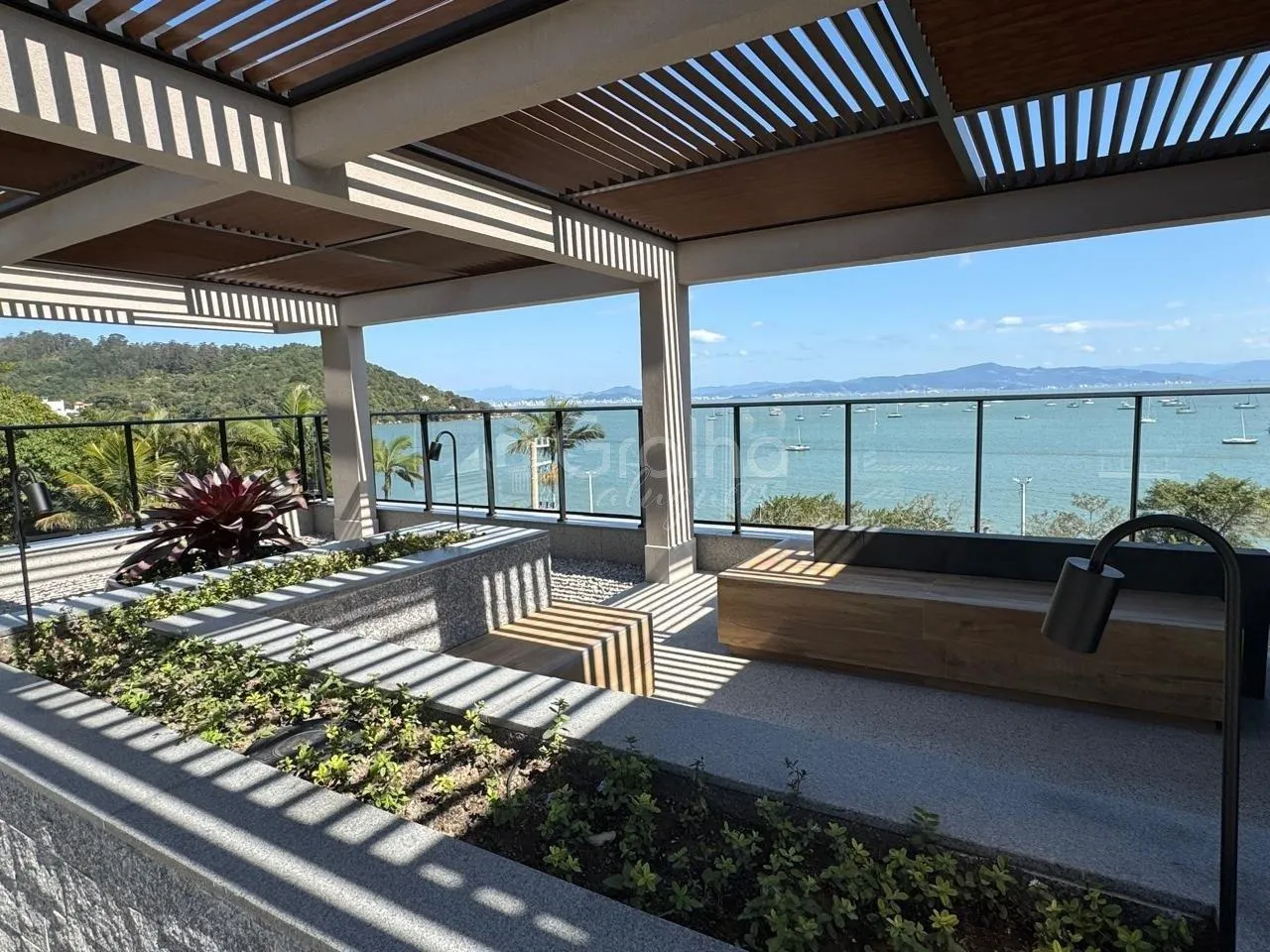 Floor-to-ceiling windows in a one-bedroom apartment, 80 m² — photo 21