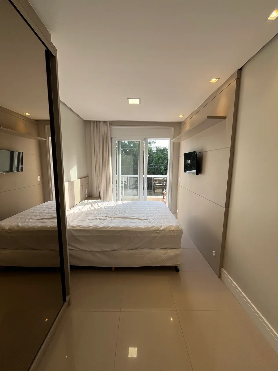 Квартира 100 м² с застеклённым балконом и грилем на балконе — photo 19