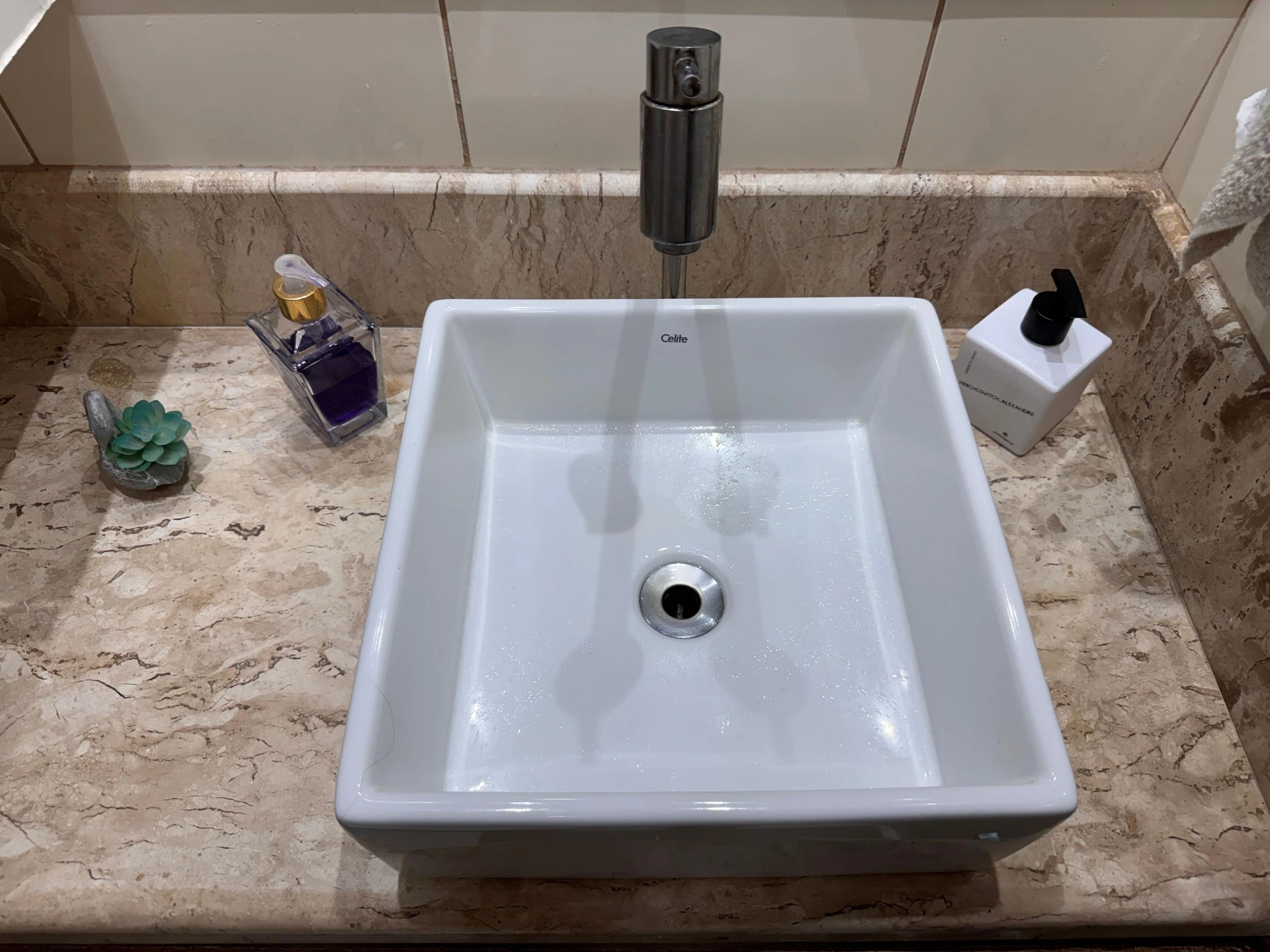 Washing machine in a 2-bedroom apartment, 115 m² — photo 4
