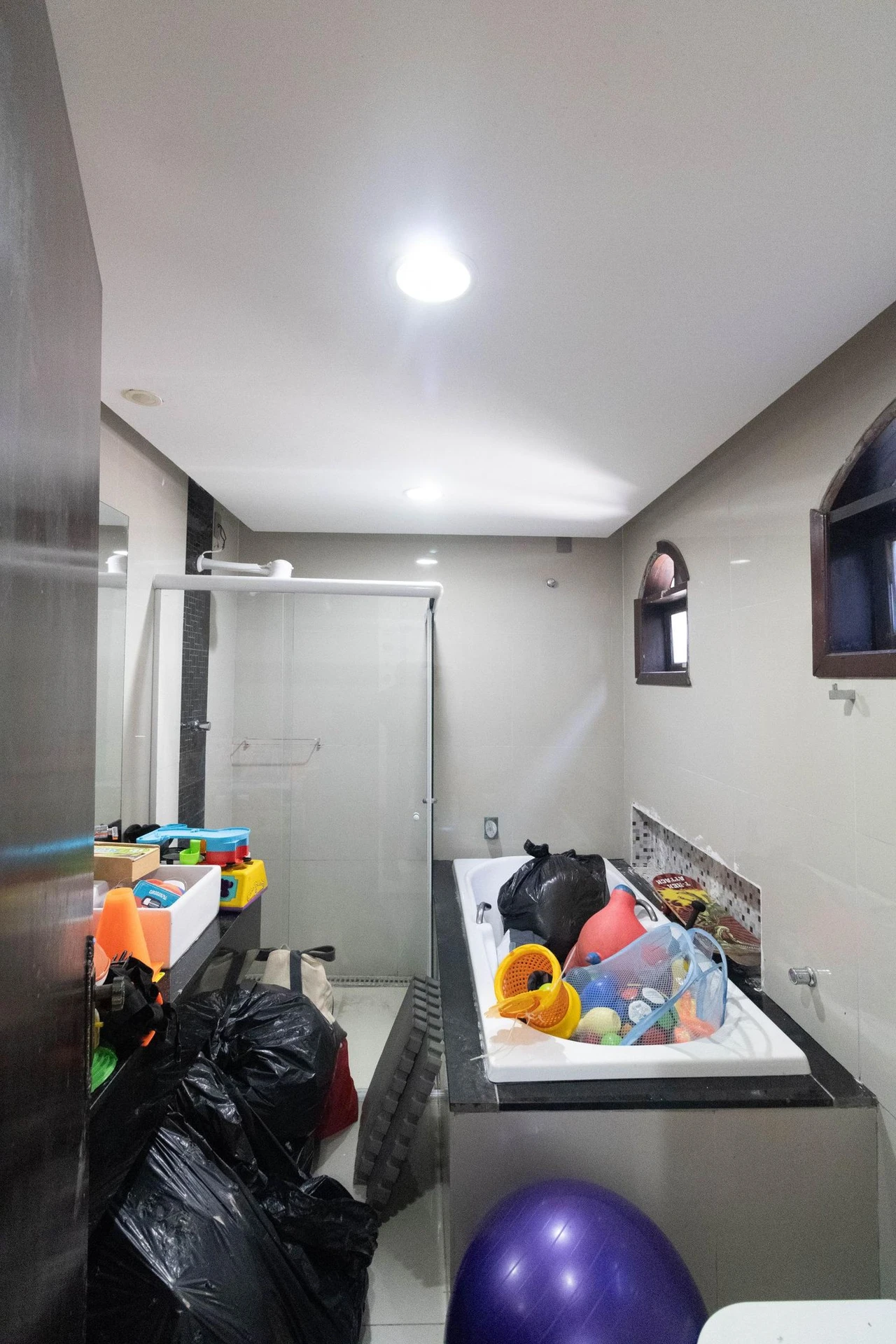 House with 3 bedrooms and a separate kitchen with gas stove — photo 9