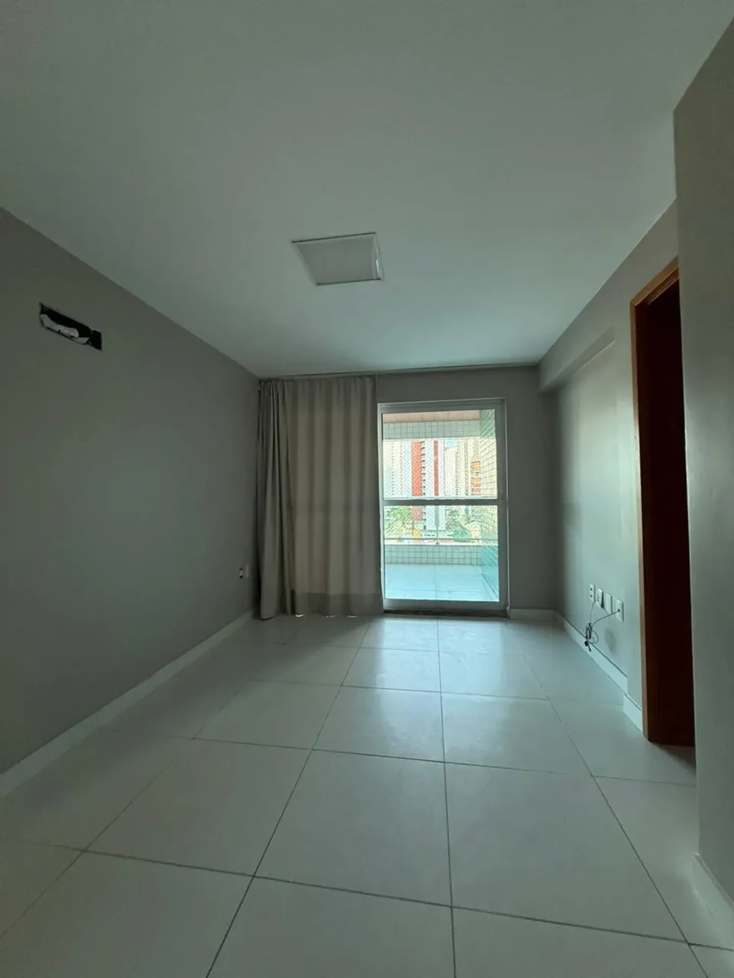 4-bedroom apartment with a glass-enclosed balcony — photo 14
