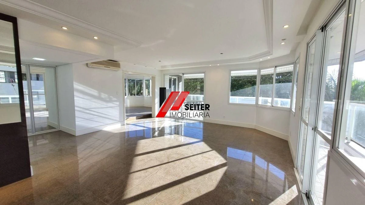 255 m² apartment with a private pool and a bathtub — photo 15