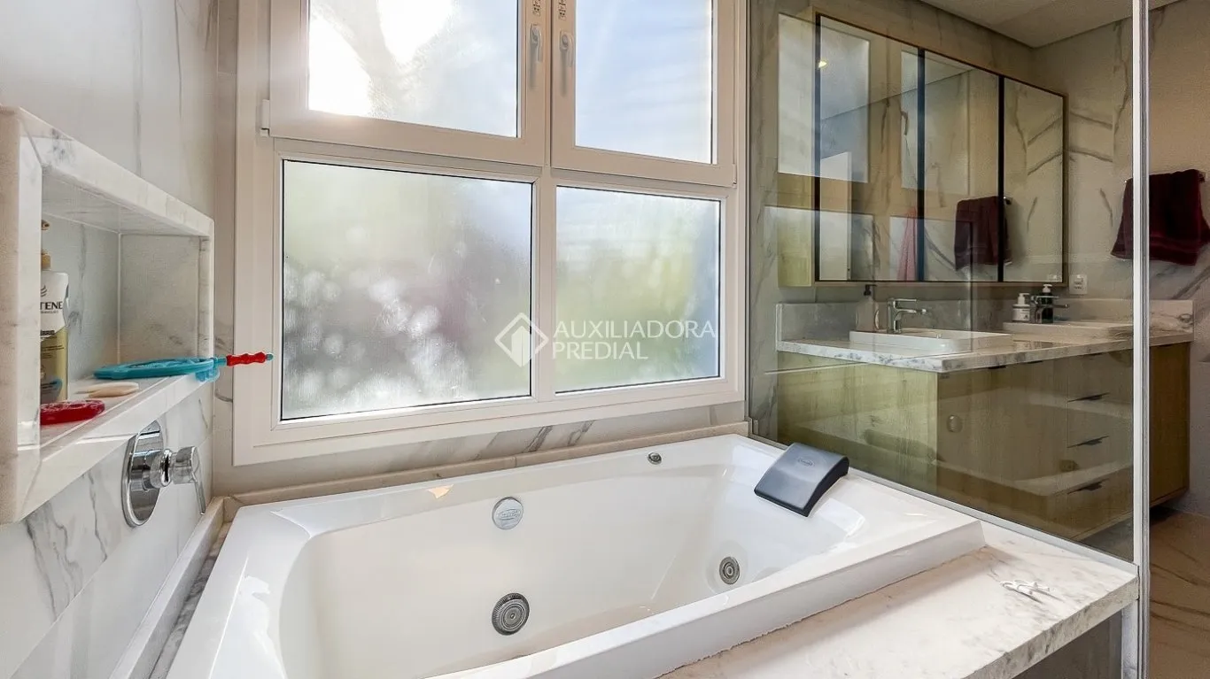 Furnished 431 m² house with 4 bedrooms and 6 bathrooms — photo 31