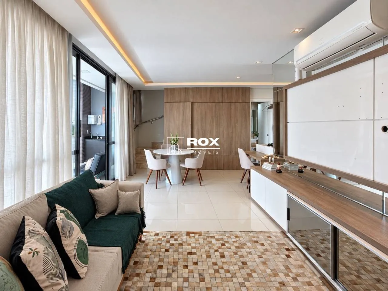 Floor-to-ceiling windows in a 3-bedroom apartment, 150 m² — photo 10
