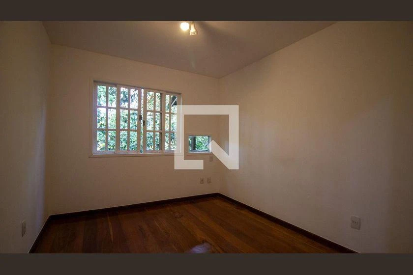 Casa com 4 quartos e churrasqueira na varanda — photo 23