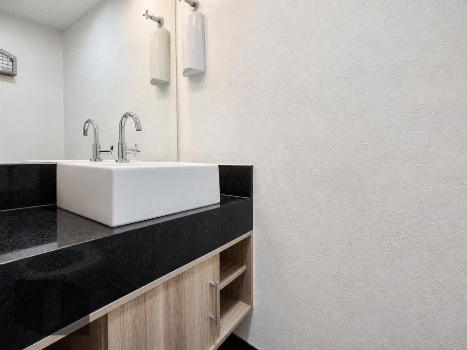 Walk-in closet in a 3-bedroom apartment, 122 m² — photo 19