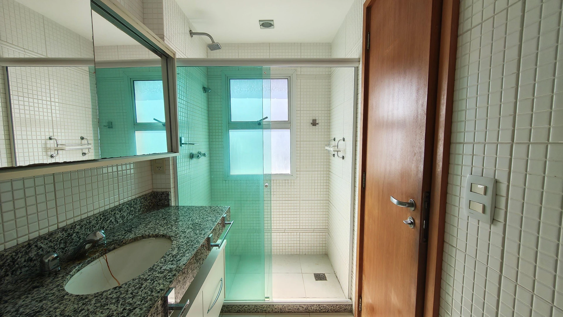 Apartamento com 3 suítes e fogão a gás na cozinha — photo 8