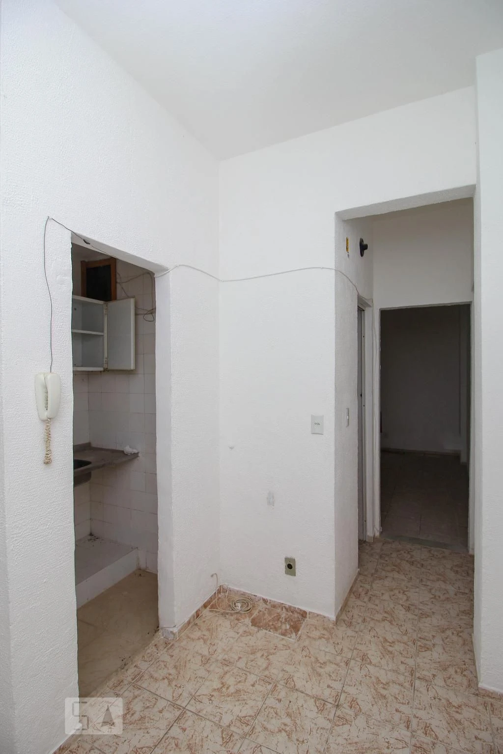 1-bedroom apartment with kitchenette and stove — photo 18