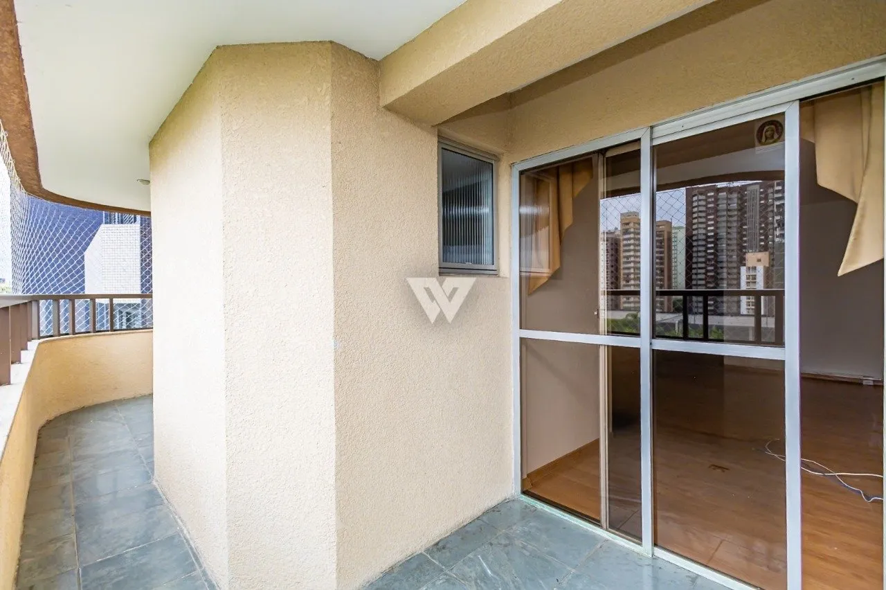 Apartment with wood floors, 4 bedrooms and glass balcony — photo 11