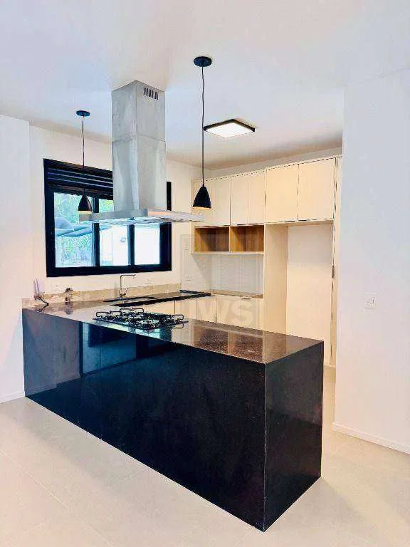 Modern house with 5 en-suite bedrooms and air conditioning