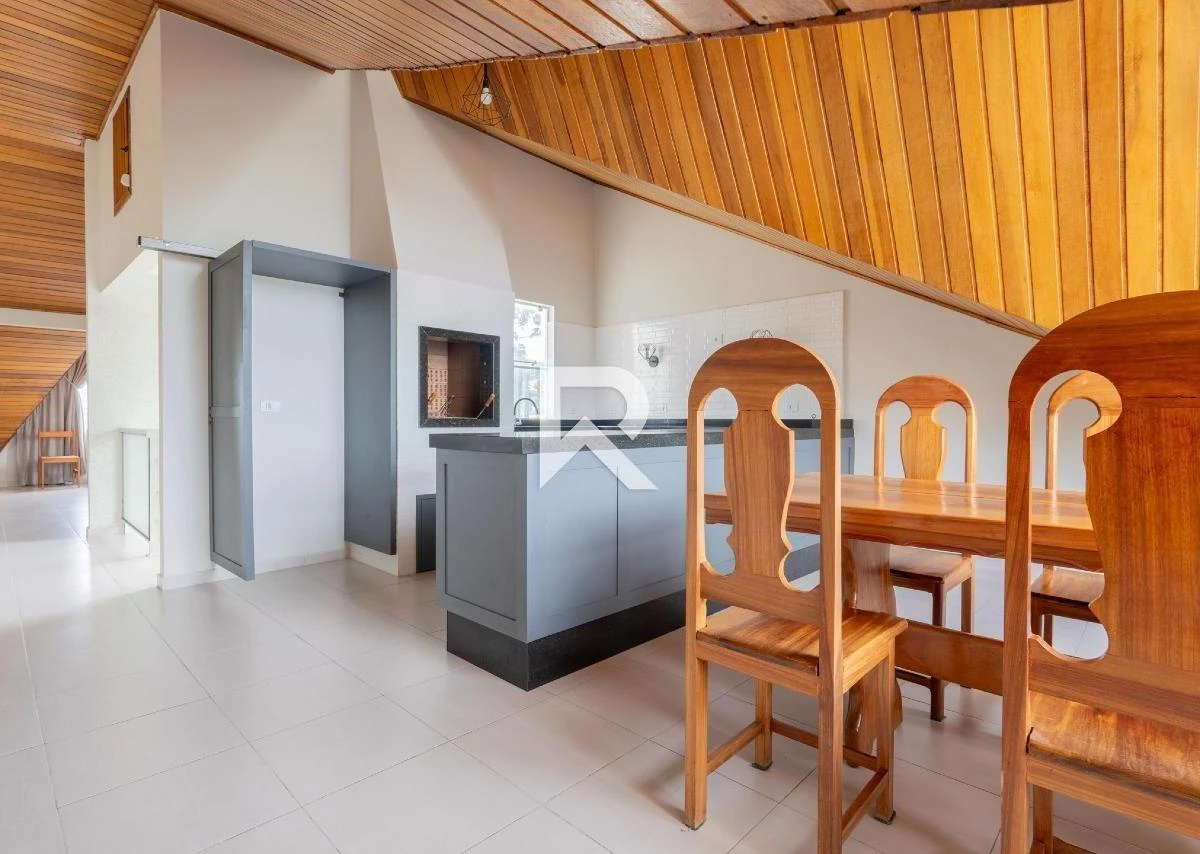 250 m² house with a walk-in closet and a bathtub — photo 15
