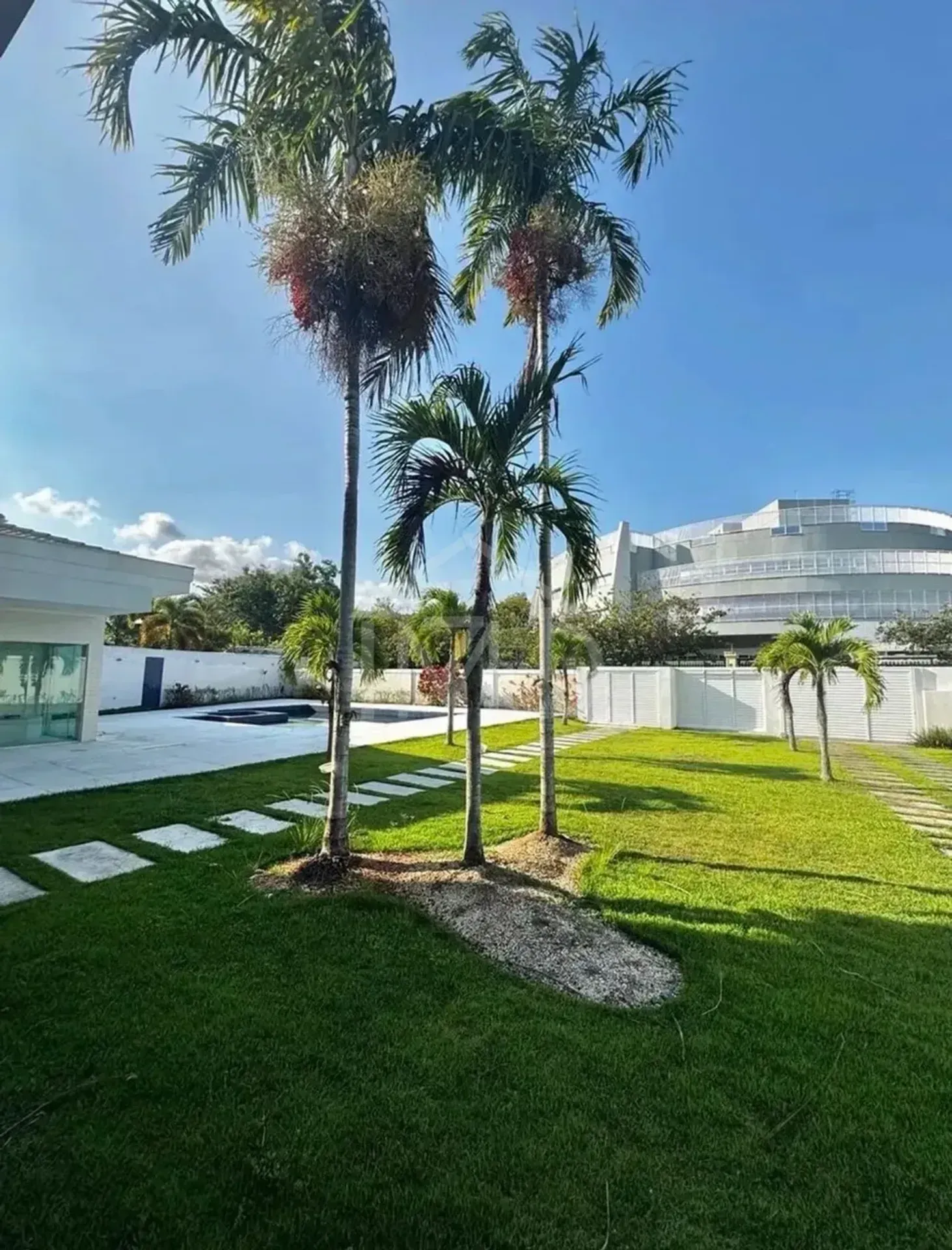 House with 5 bedrooms and floor-to-ceiling windows — photo 25