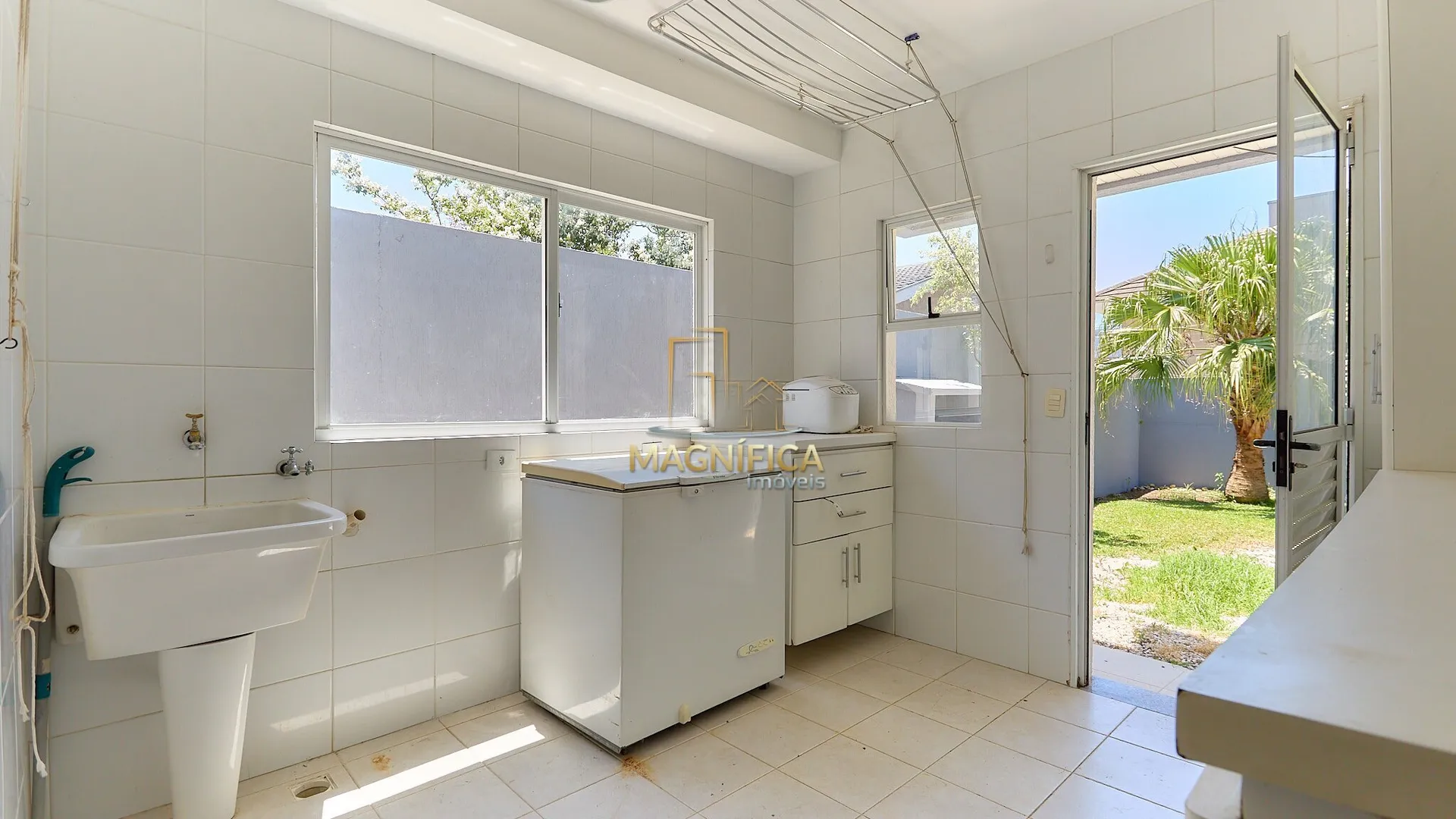House with 4 bedrooms and 3 en-suite suites, 4 parking spaces — photo 53