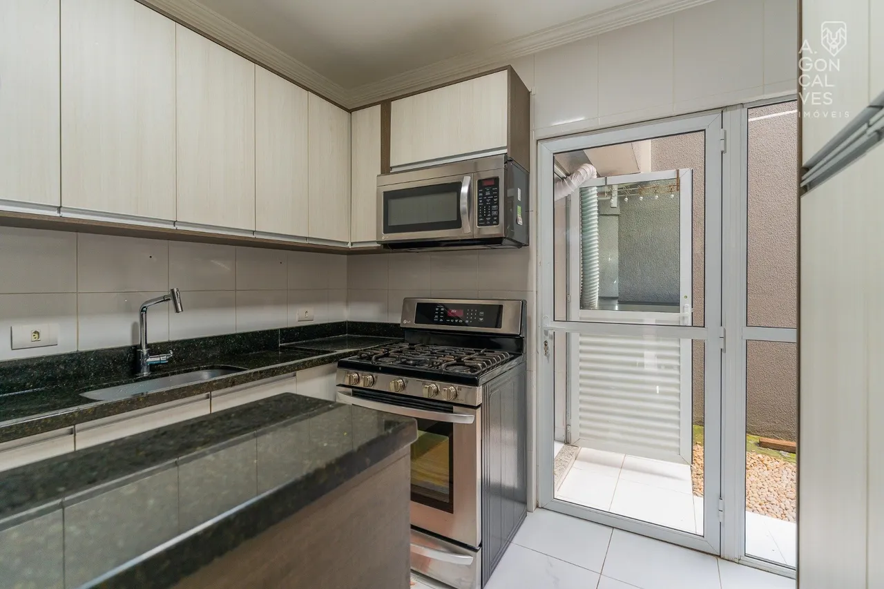 House with 3 bedrooms and a closed kitchen with gas stove — photo 13