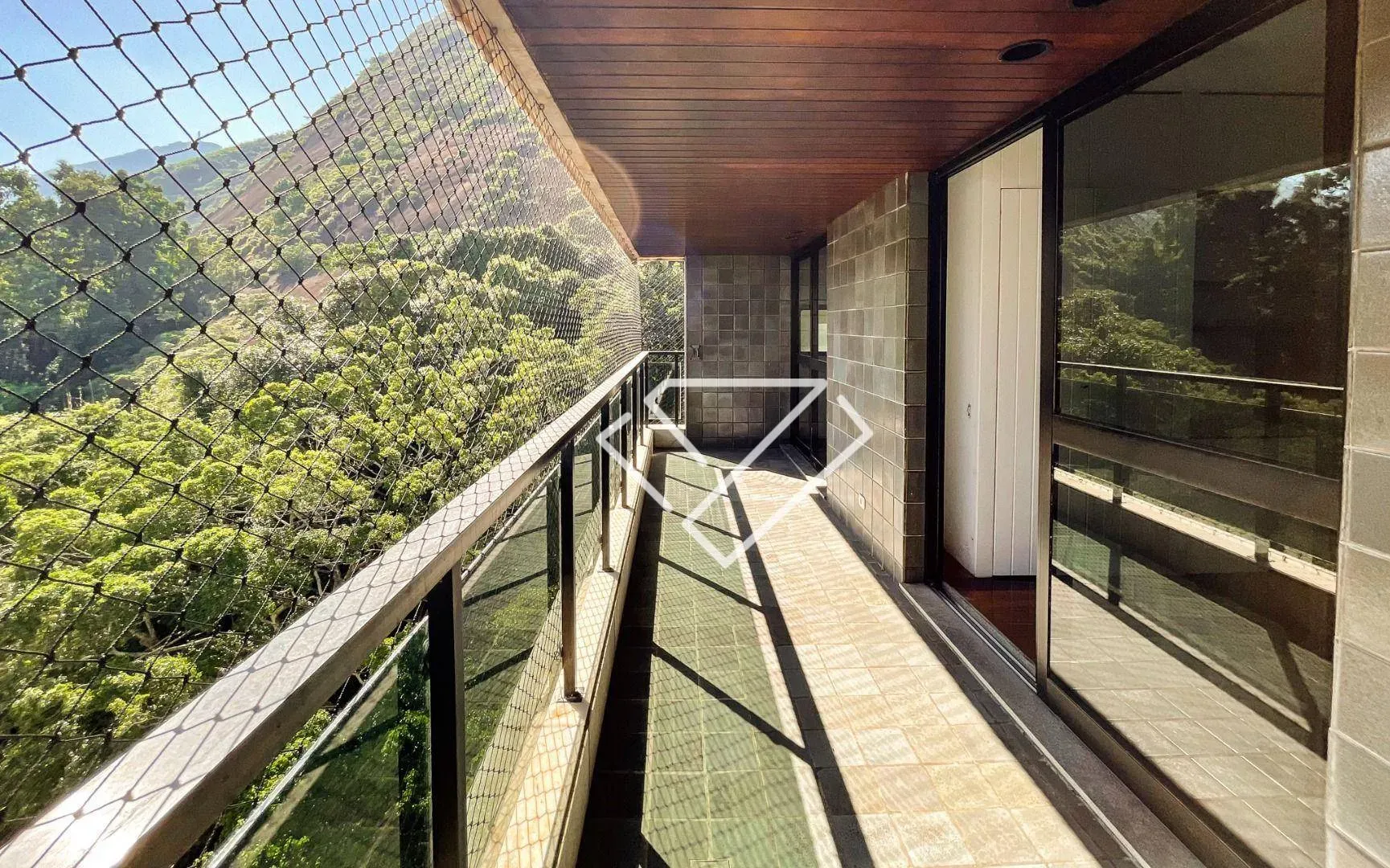 4-bedroom apartment with a balcony and laundry area — photo 21