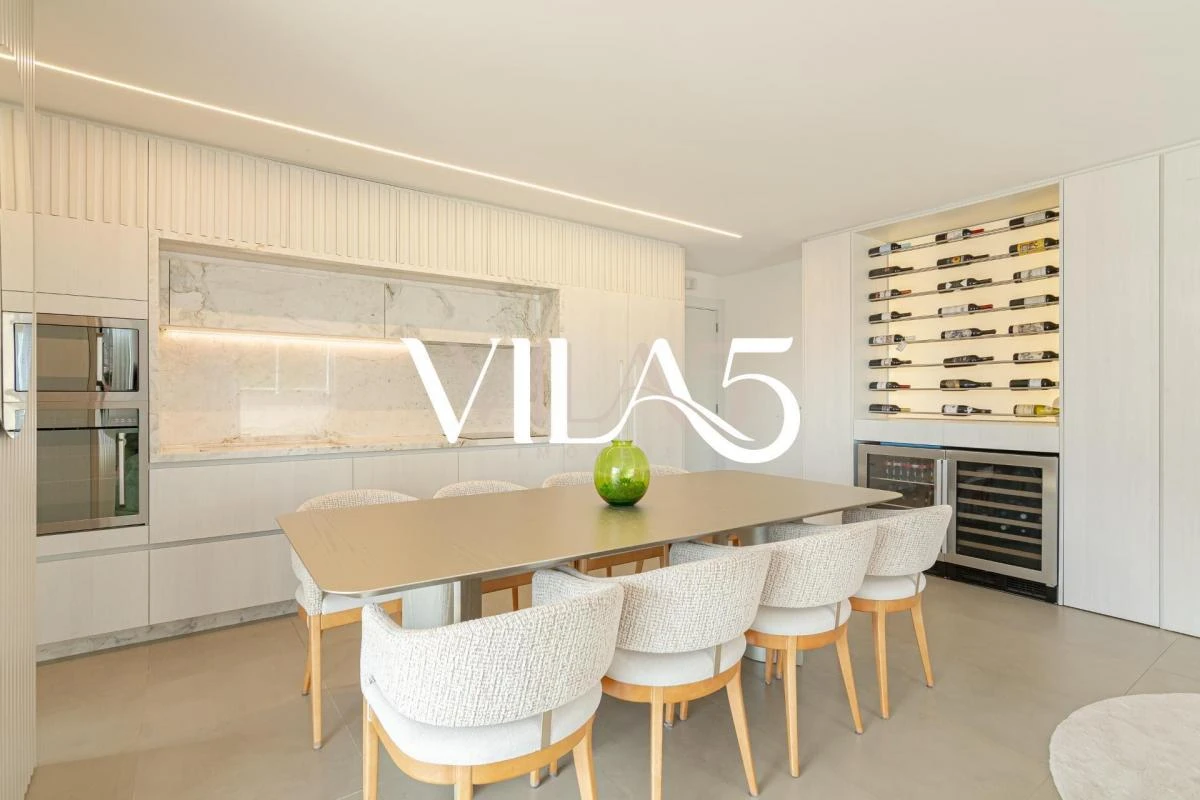 Furnished apartment, 195 m², with a glass-enclosed balcony — photo 13