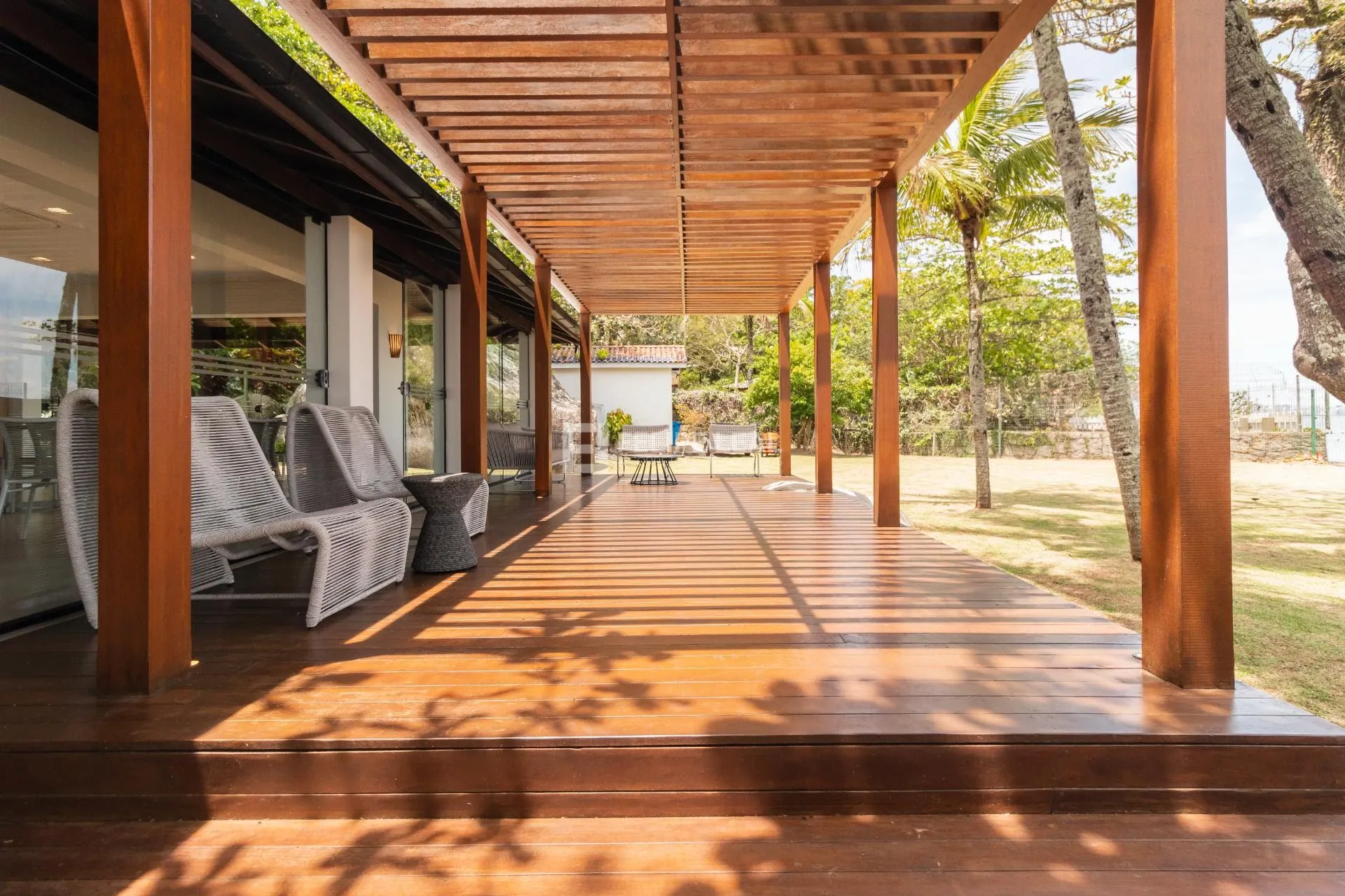 Casa em condomínio mobiliada com 5 suítes e 700 m²
