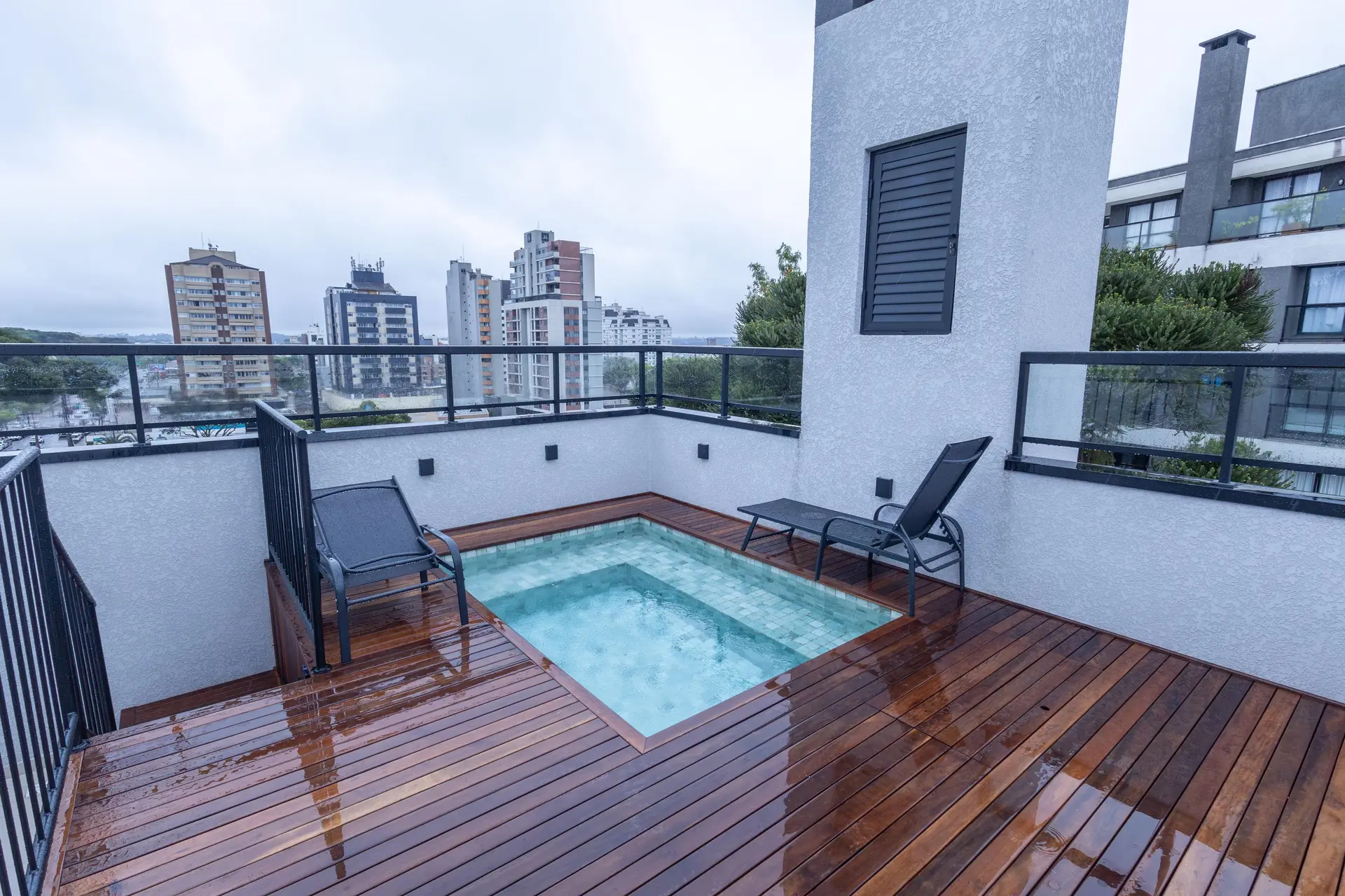 28 m² studio with a home office and a glass-enclosed balcony — photo 23