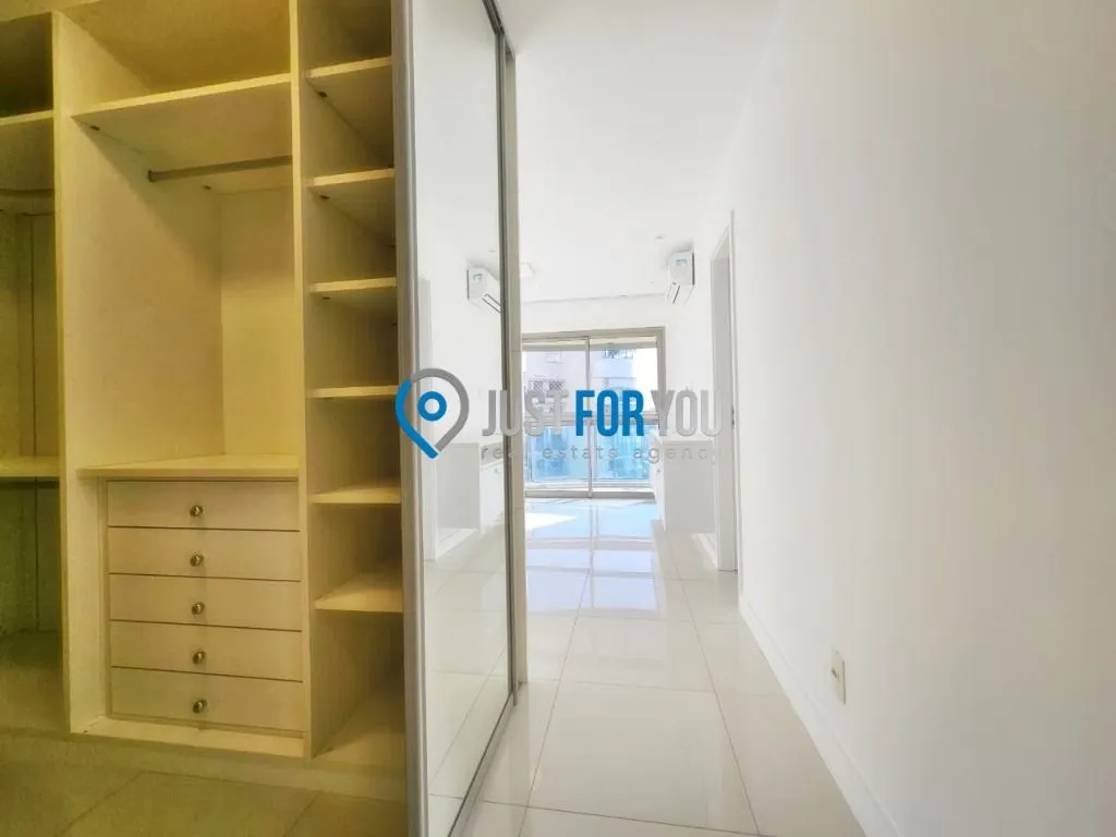 4-bedroom apartment with 233 m² and 5 bathrooms — photo 34