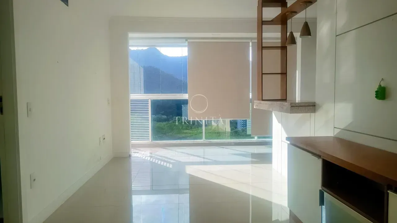 2-suite apartment with enclosed balcony and open-plan kitchen — photo 11