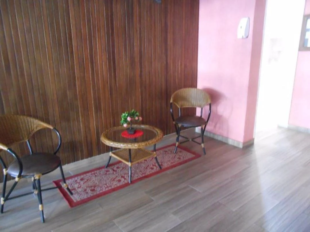 2-bedroom apartment with wood or laminate floors — photo 5