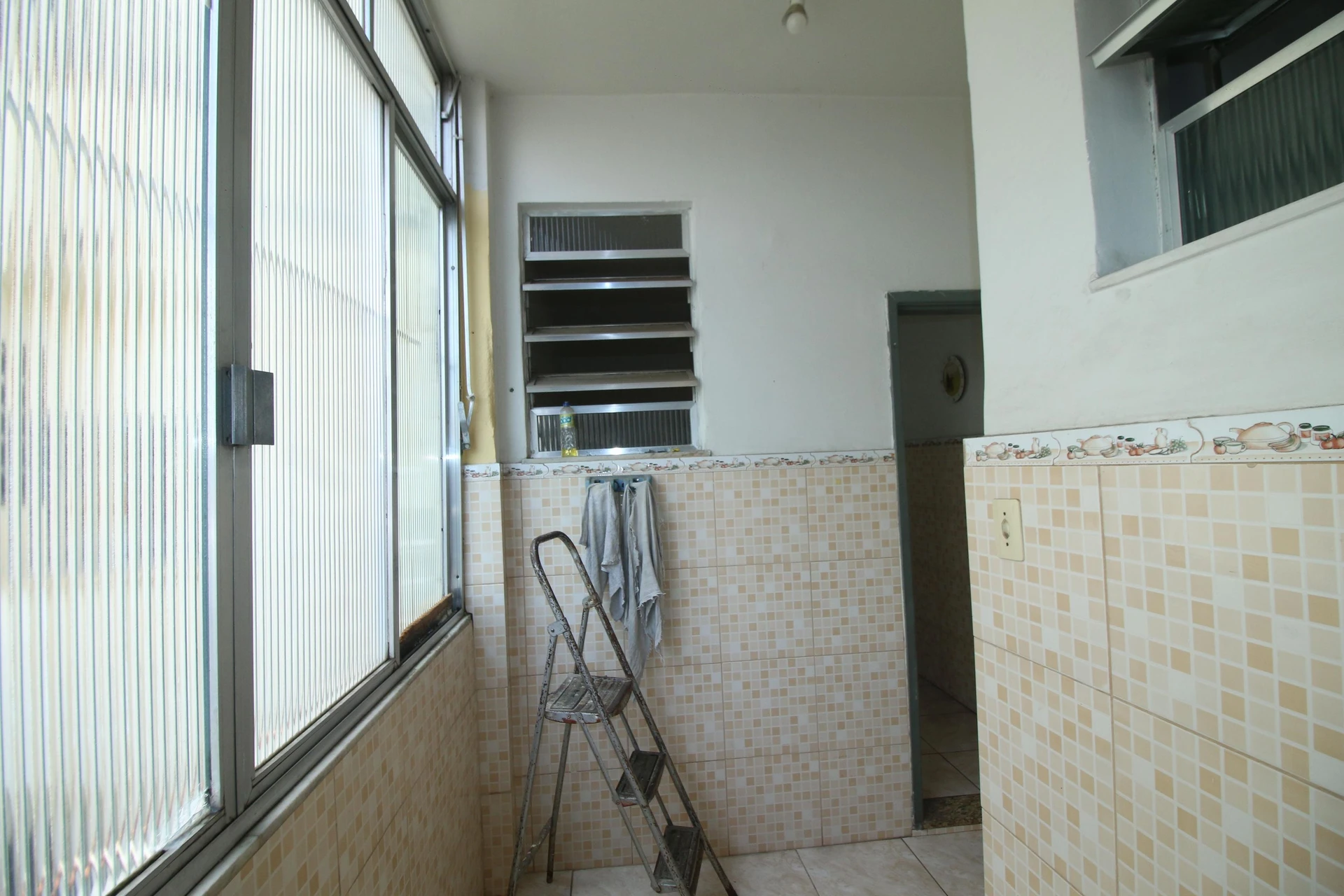 Apartamento de 2 quartos com piso de madeira ou laminado — photo 2