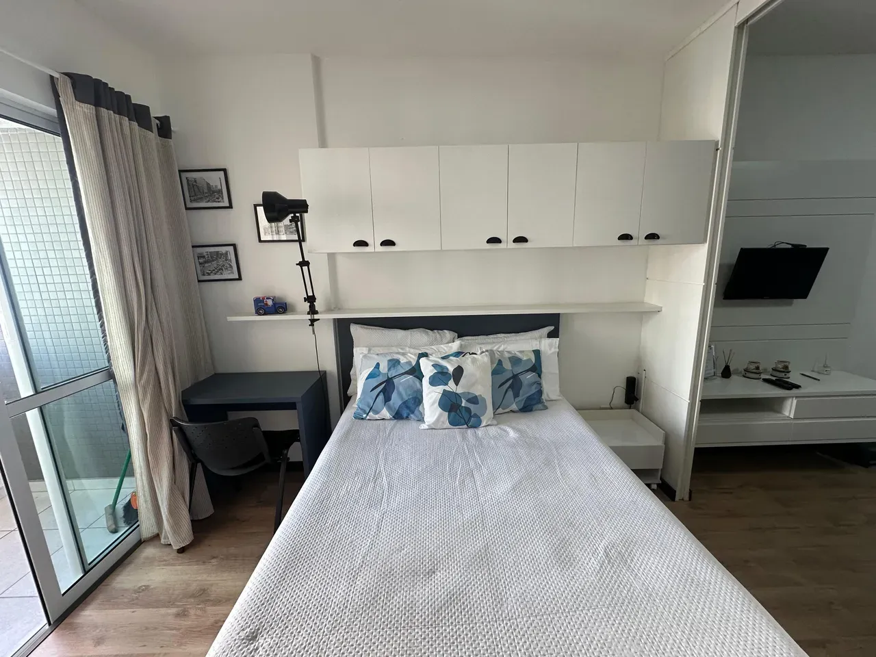 Furnished 1-bedroom apartment with balcony
